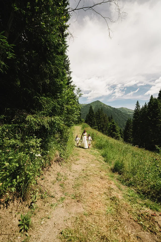 The walk to the ceremony, between the mountains